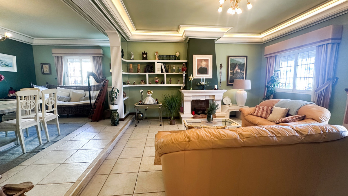 For sale - 6 Bedroom 5 Bathroom House - Detached Villa in Torrevieja - La Mata  - Alicante