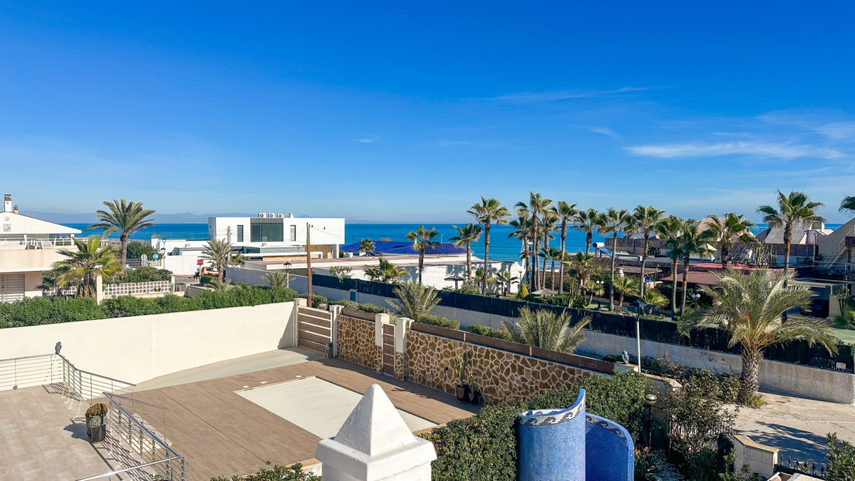 For sale - 6 Bedroom 5 Bathroom House - Detached Villa in Torrevieja - La Mata  - Alicante