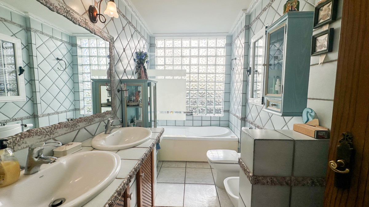 For sale - 6 Bedroom 5 Bathroom House - Detached Villa in Torrevieja - La Mata  - Alicante