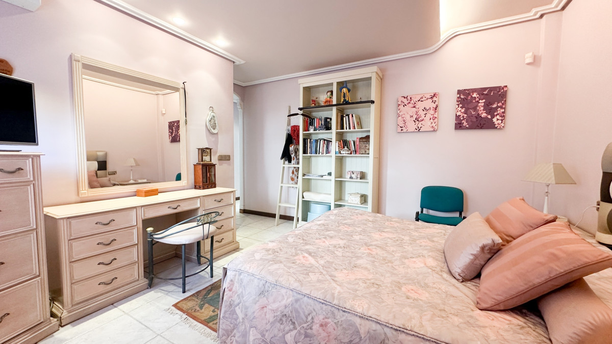 For sale - 6 Bedroom 5 Bathroom House - Detached Villa in Torrevieja - La Mata  - Alicante