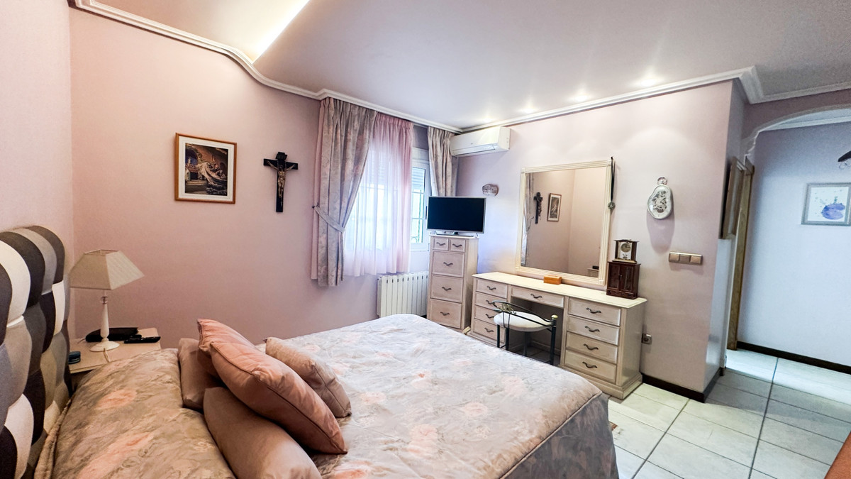 For sale - 6 Bedroom 5 Bathroom House - Detached Villa in Torrevieja - La Mata  - Alicante