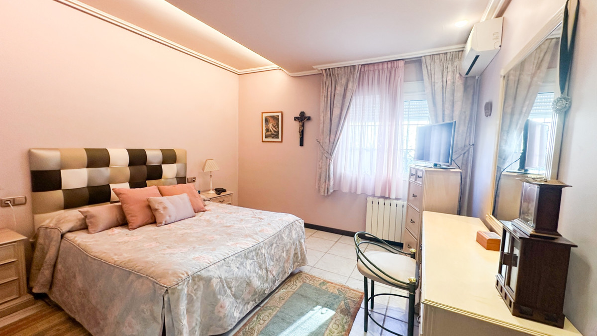 For sale - 6 Bedroom 5 Bathroom House - Detached Villa in Torrevieja - La Mata  - Alicante