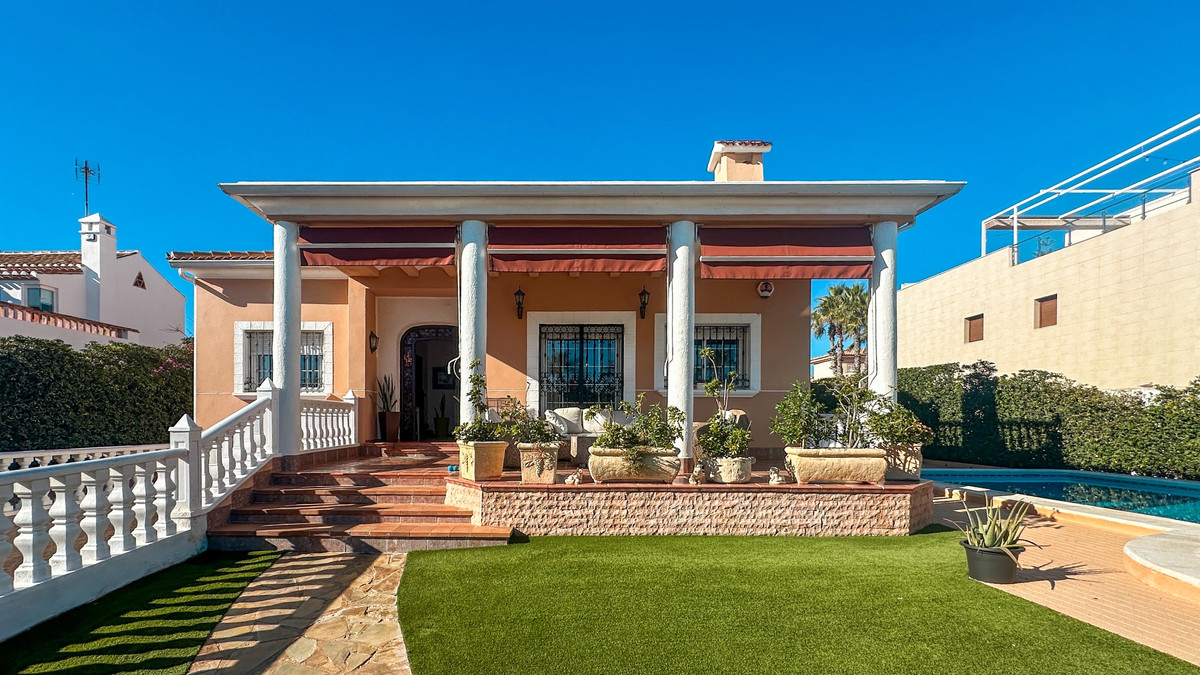 For sale - 6 Bedroom 5 Bathroom House - Detached Villa in Torrevieja - La Mata  - Alicante