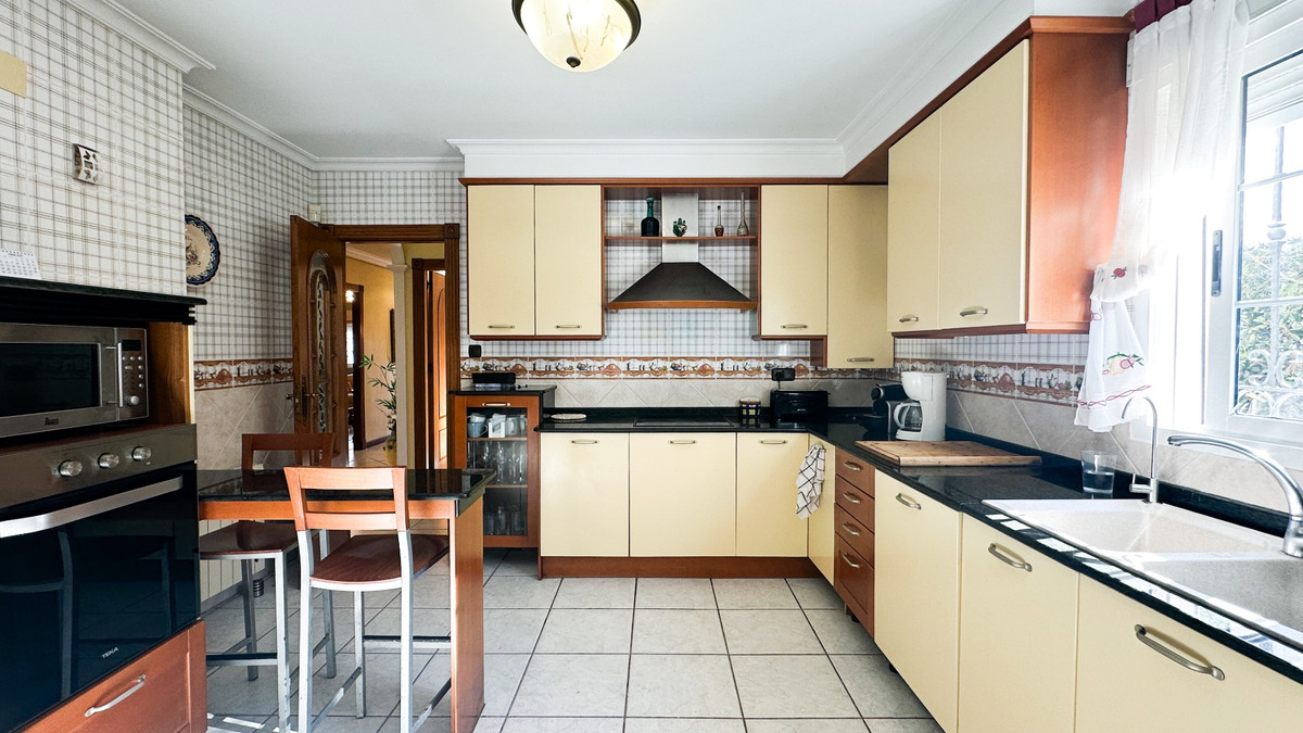 For sale - 6 Bedroom 5 Bathroom House - Detached Villa in Torrevieja - La Mata  - Alicante