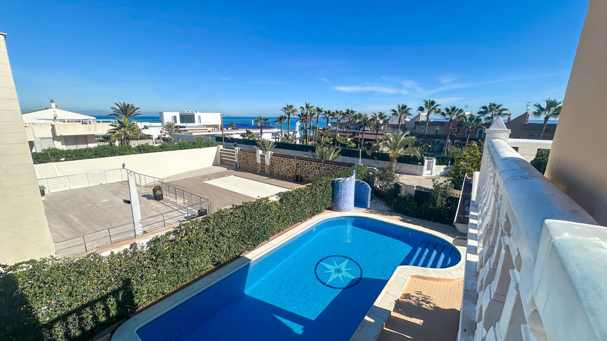 For sale - 6 Bedroom 5 Bathroom House - Detached Villa in Torrevieja - La Mata  - Alicante