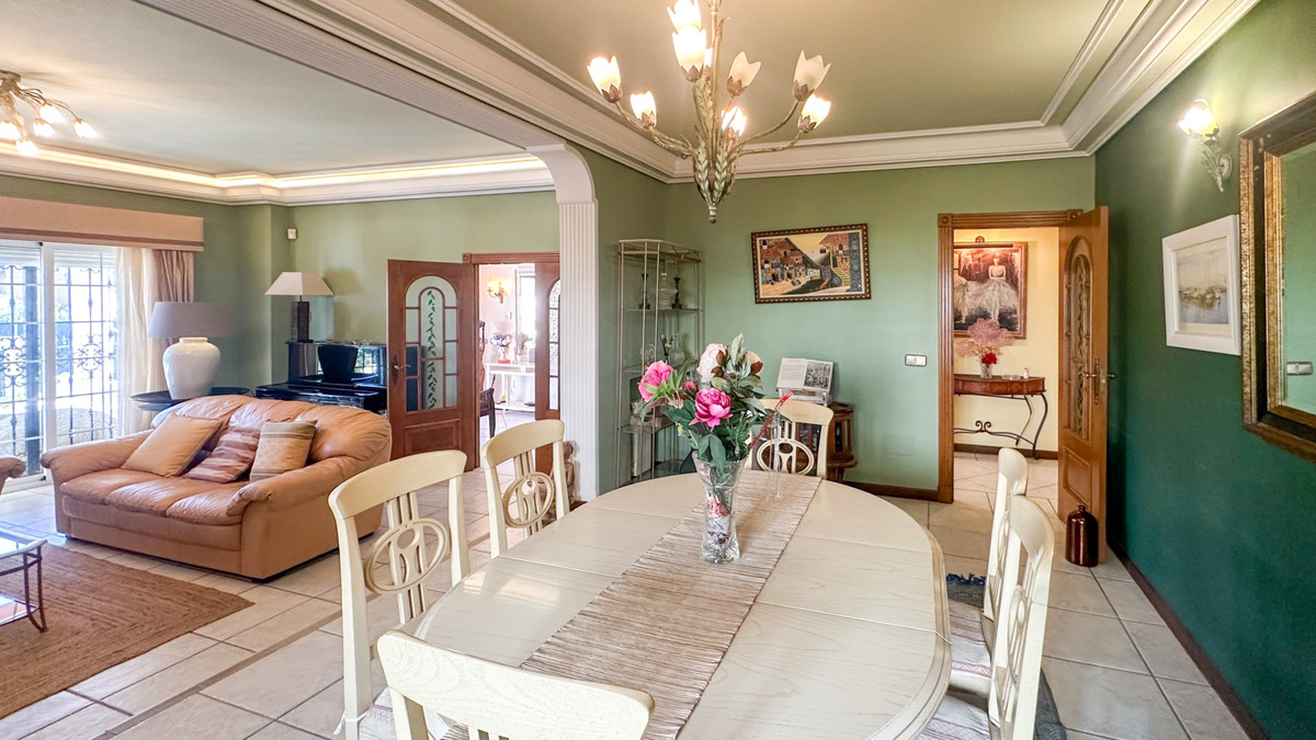 For sale - 6 Bedroom 5 Bathroom House - Detached Villa in Torrevieja - La Mata  - Alicante