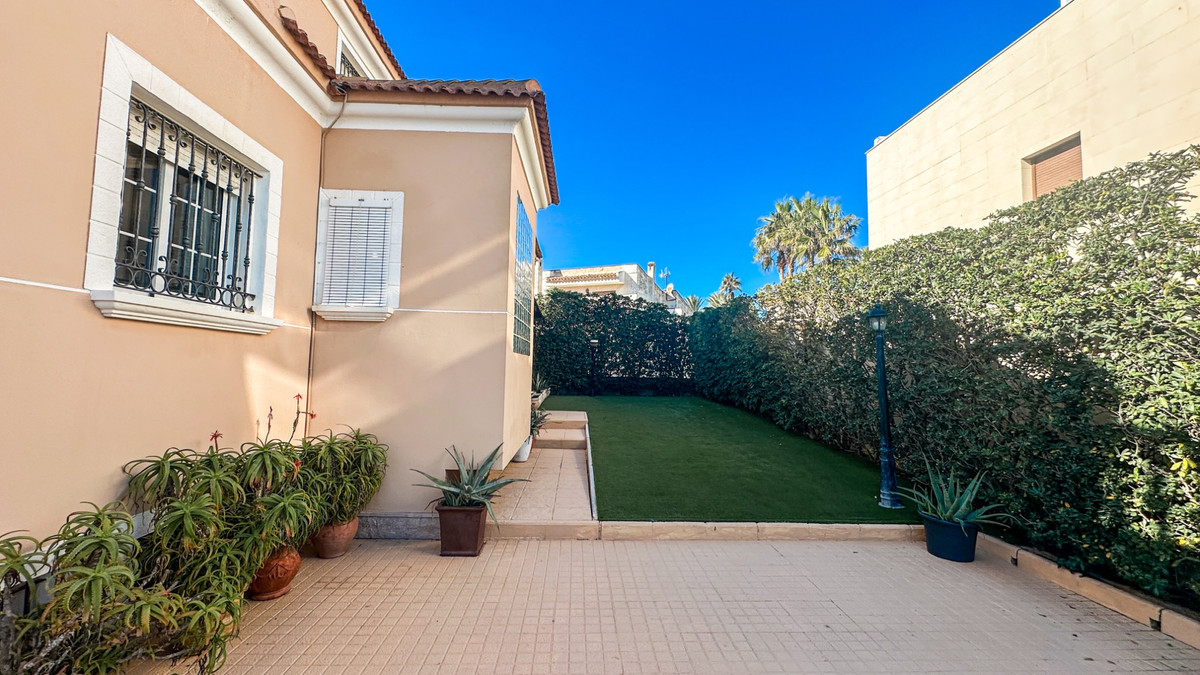 For sale - 6 Bedroom 5 Bathroom House - Detached Villa in Torrevieja - La Mata  - Alicante