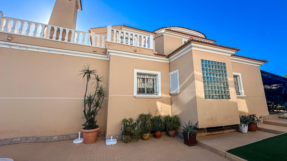 For sale - 6 Bedroom 5 Bathroom House - Detached Villa in Torrevieja - La Mata  - Alicante
