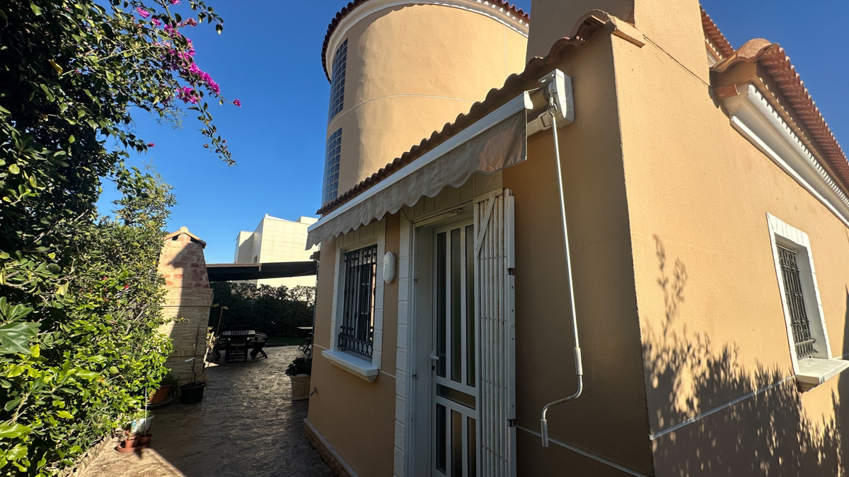 For sale - 6 Bedroom 5 Bathroom House - Detached Villa in Torrevieja - La Mata  - Alicante