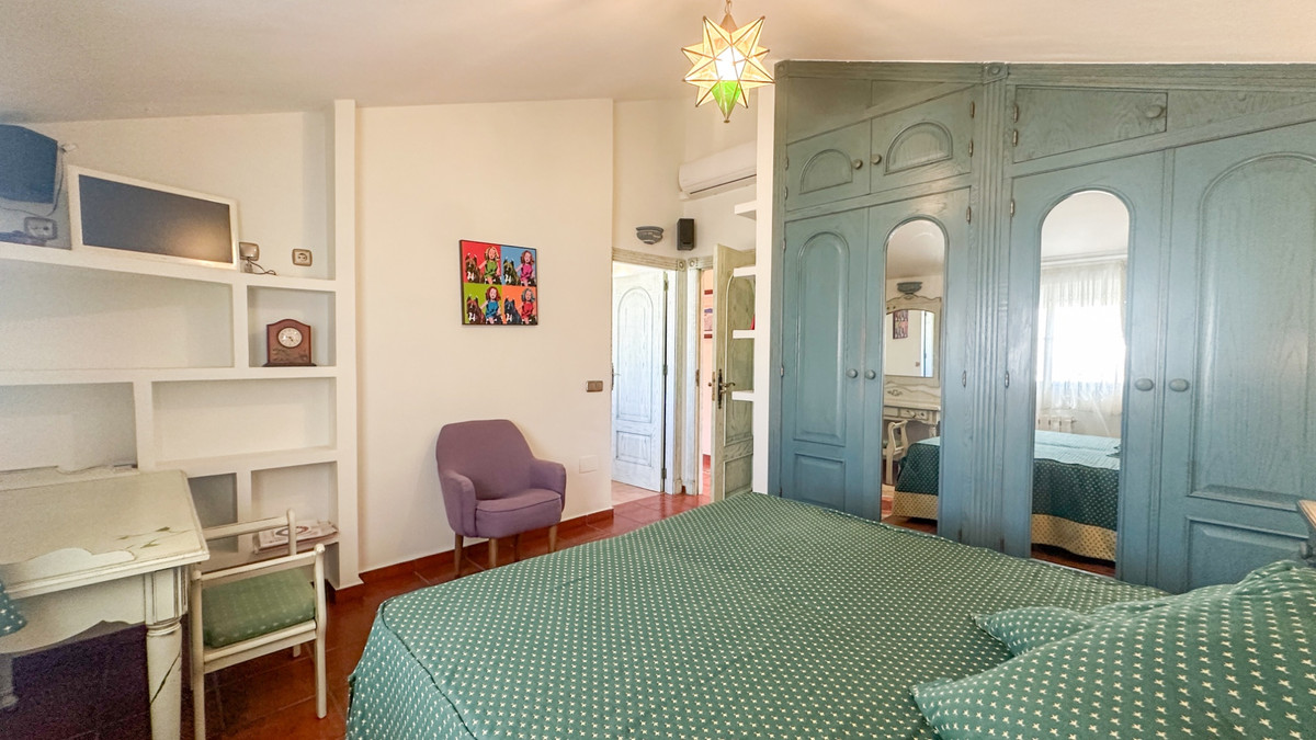 For sale - 6 Bedroom 5 Bathroom House - Detached Villa in Torrevieja - La Mata  - Alicante