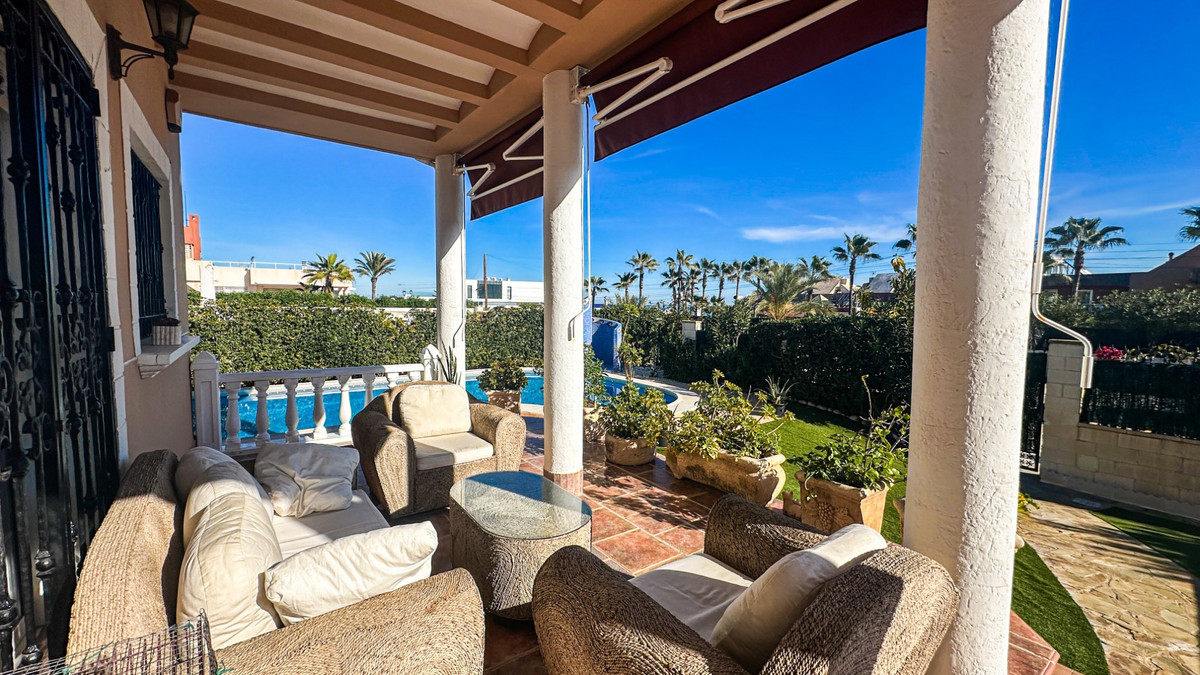 For sale - 6 Bedroom 5 Bathroom House - Detached Villa in Torrevieja - La Mata  - Alicante