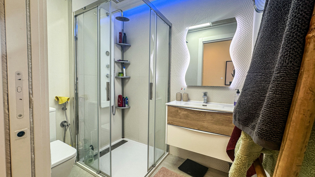 For sale - 3 Bedroom 2 Bathroom Apartment - Top Floor Apartment in Torrevieja - Torrevieja Centro  - Alicante