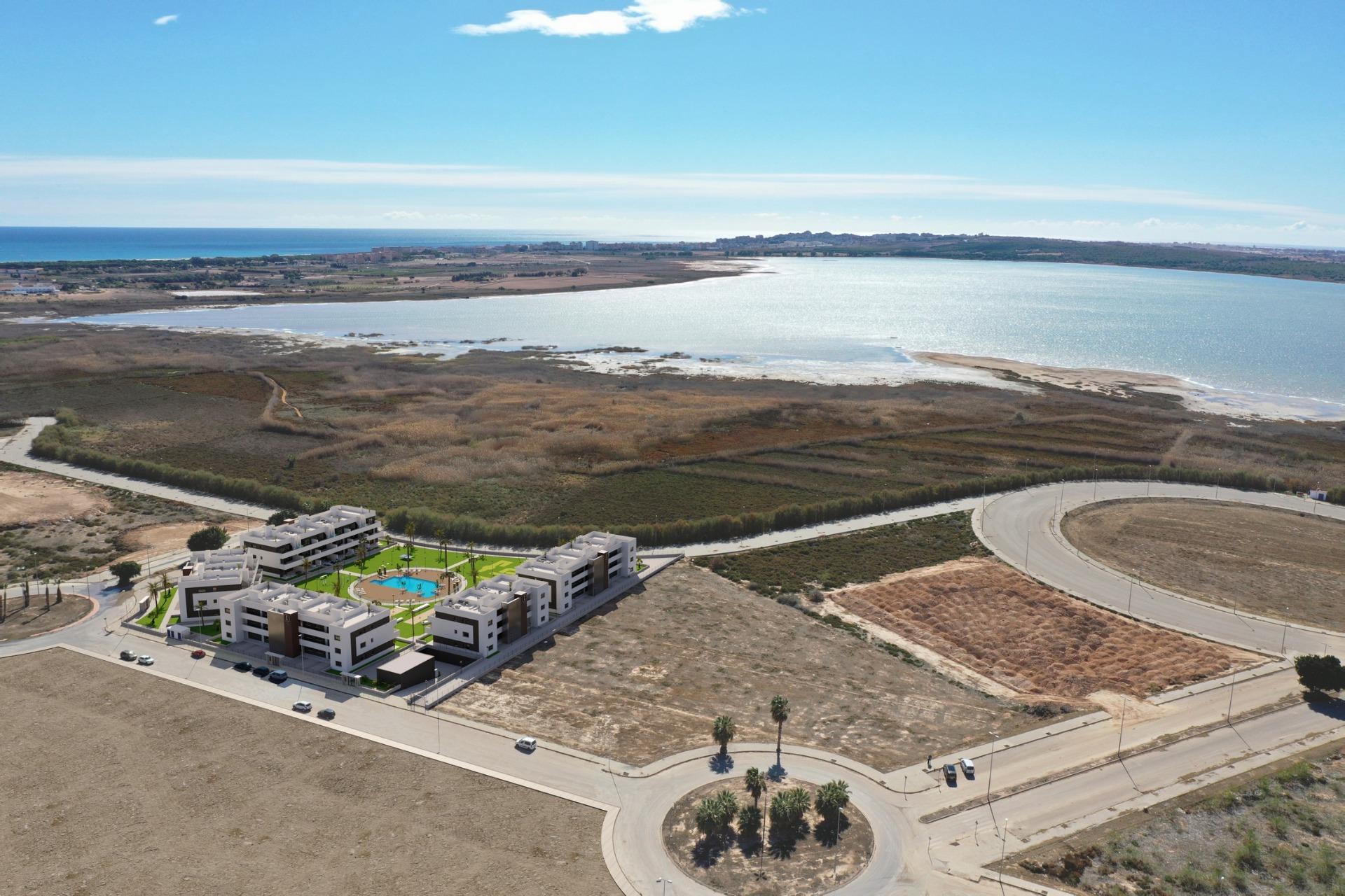 For sale - 3 Bedroom 2 Bathroom Apartment in Guardamar del Segura - El Raso  - Alicante
