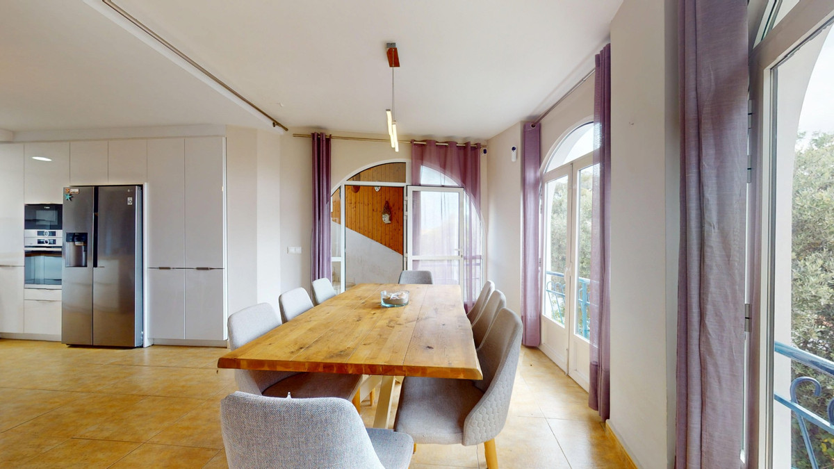 For sale - 5 Bedroom 3 Bathroom House - Detached Villa in Orihuela - La Zenia  - Alicante