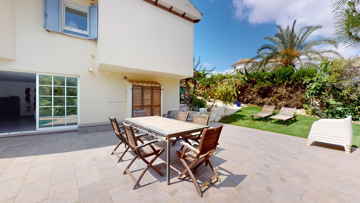 For sale - 5 Bedroom 3 Bathroom House - Detached Villa in Orihuela - La Zenia  - Alicante