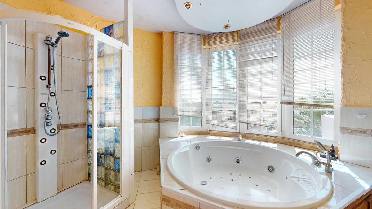 For sale - 5 Bedroom 3 Bathroom House - Detached Villa in Orihuela - La Zenia  - Alicante