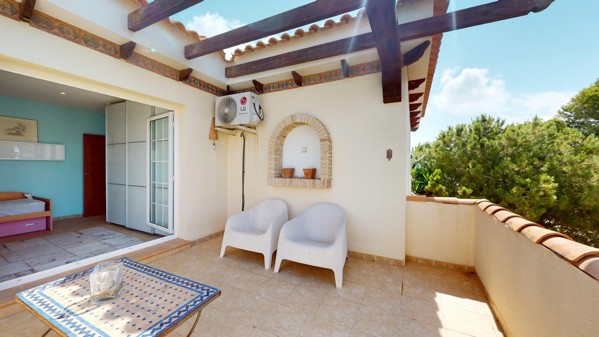 For sale - 5 Bedroom 3 Bathroom House - Detached Villa in Orihuela - La Zenia  - Alicante