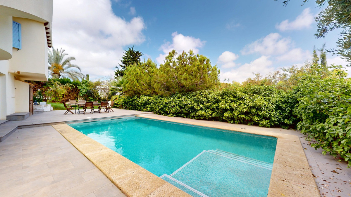 For sale - 5 Bedroom 3 Bathroom House - Detached Villa in Orihuela - La Zenia  - Alicante