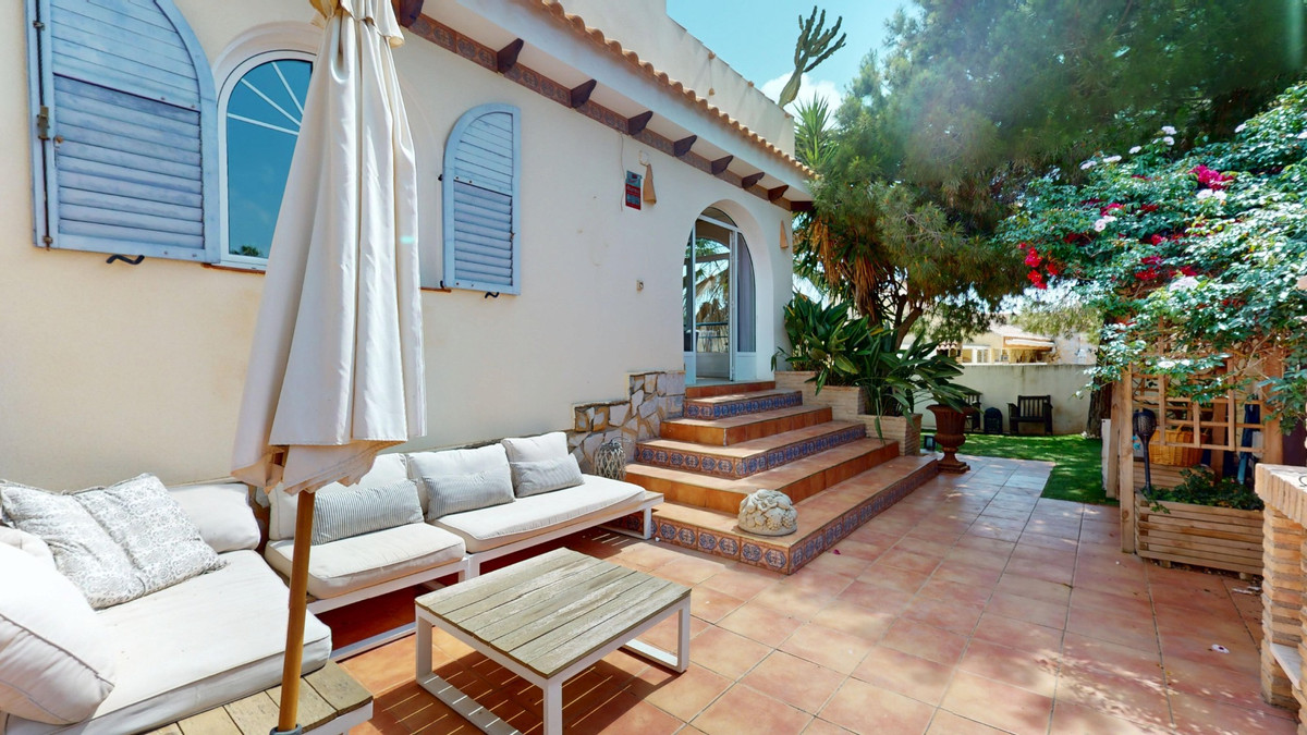 For sale - 5 Bedroom 3 Bathroom House - Detached Villa in Orihuela - La Zenia  - Alicante