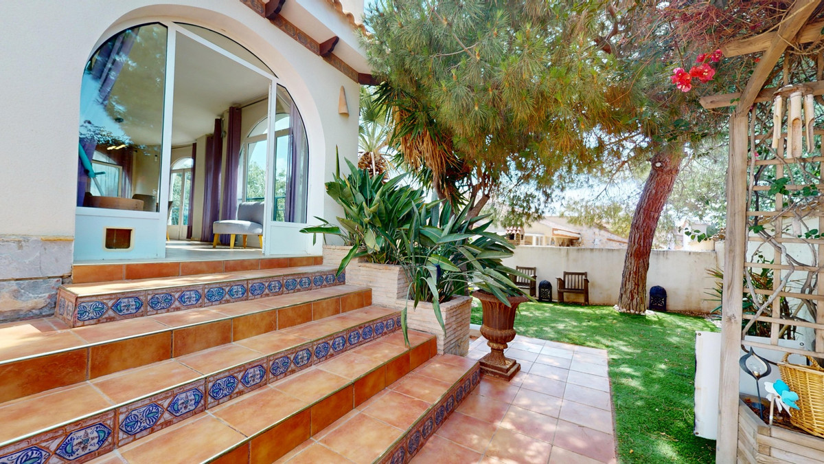 For sale - 5 Bedroom 3 Bathroom House - Detached Villa in Orihuela - La Zenia  - Alicante