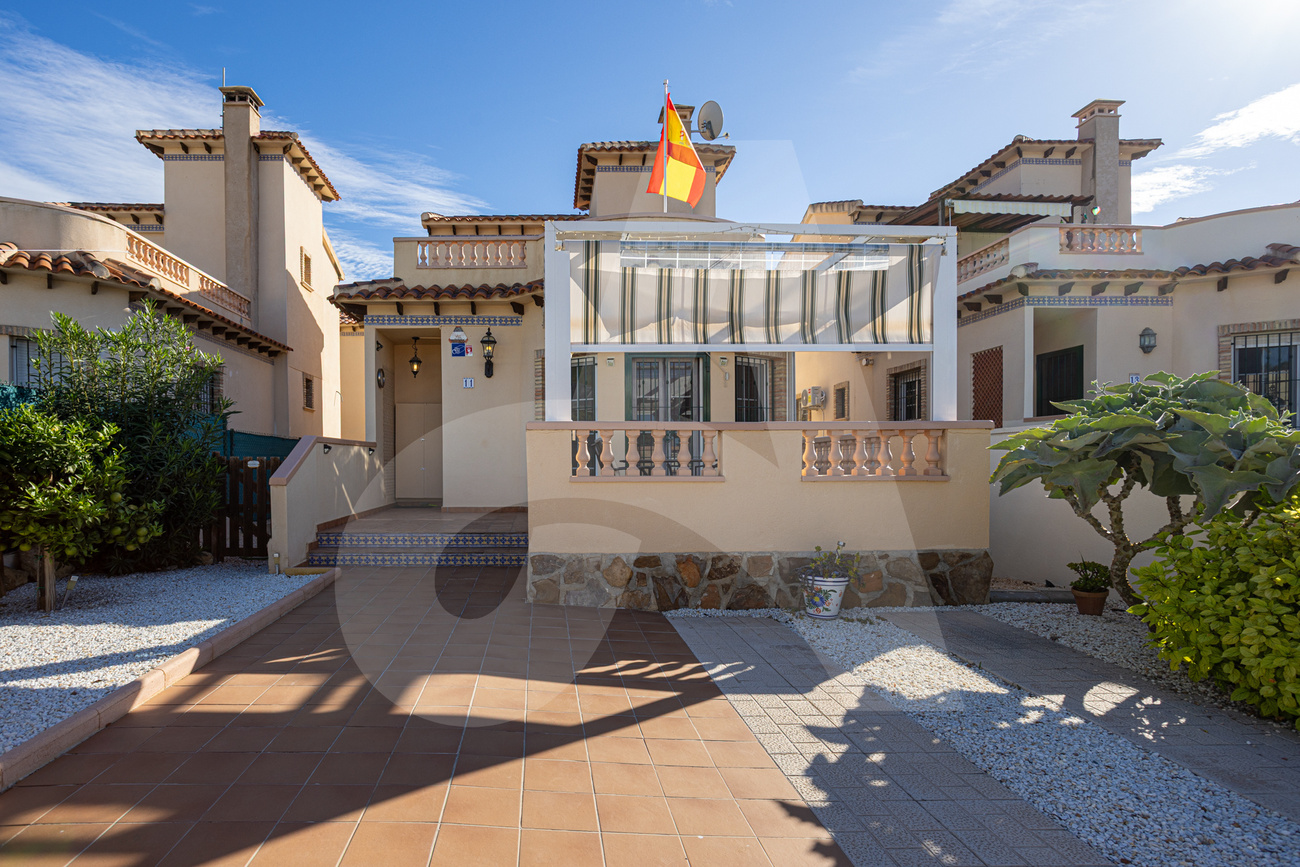 For sale - 3 Bedroom 2 Bathroom Villa in El Raso  - El Raso  - Alicante