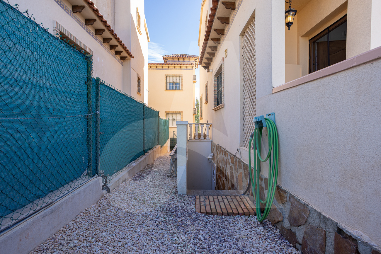 For sale - 3 Bedroom 2 Bathroom Villa in El Raso  - El Raso  - Alicante