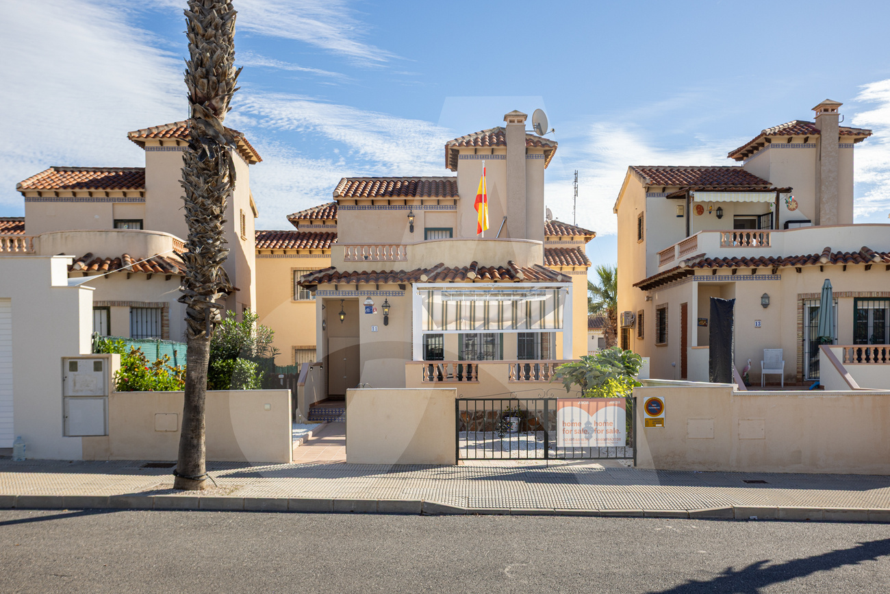 For sale - 3 Bedroom 2 Bathroom Villa in Guardamar del Segura - El Raso  - Alicante