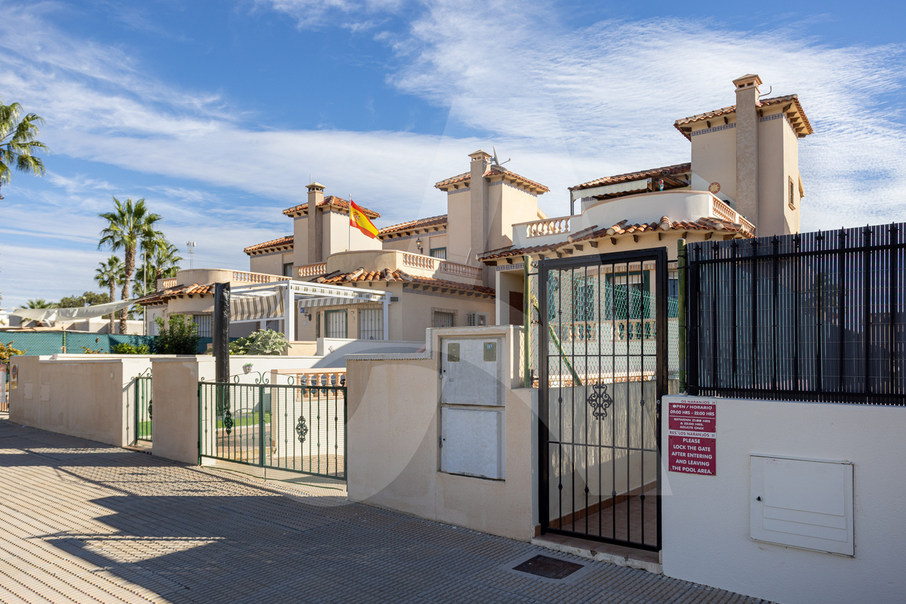 For sale - 3 Bedroom 2 Bathroom Villa in El Raso  - El Raso  - Alicante