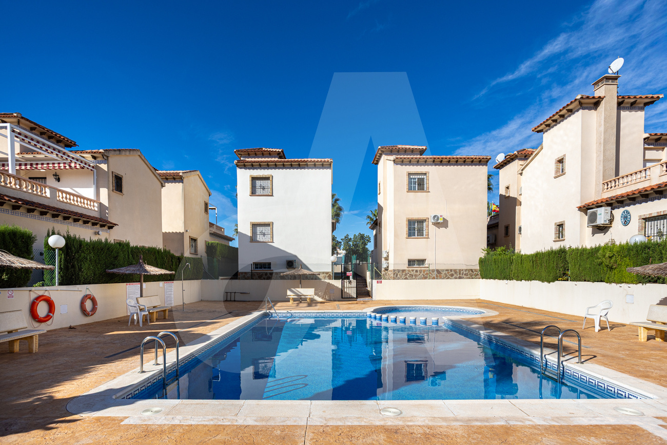 For sale - 3 Bedroom 2 Bathroom Villa in El Raso  - El Raso  - Alicante