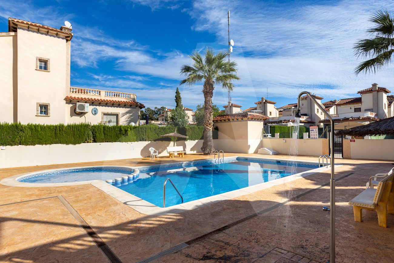 For sale - 3 Bedroom 2 Bathroom Villa in El Raso  - El Raso  - Alicante