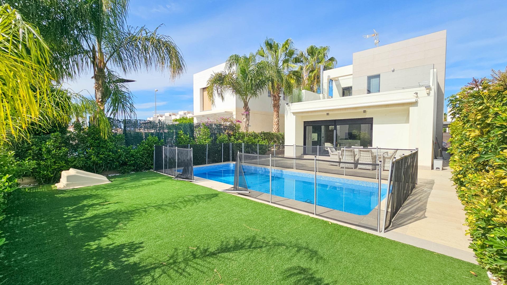 For sale - 3 Bedroom 2 Bathroom Villa in Cuidad Quesada - Cuidad Quesada  - Alicante