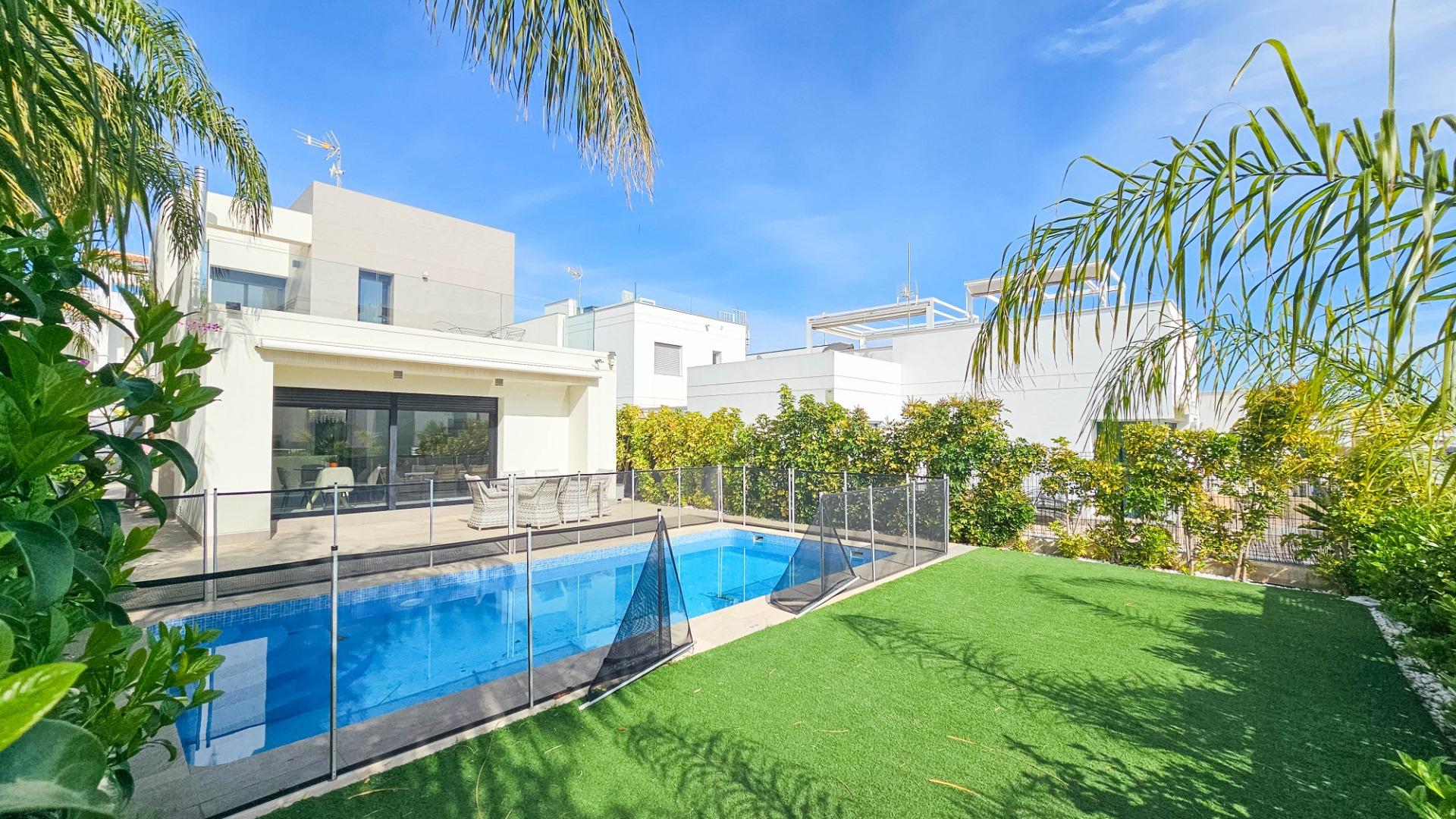 For sale - 3 Bedroom 2 Bathroom Villa in Cuidad Quesada - Cuidad Quesada  - Alicante