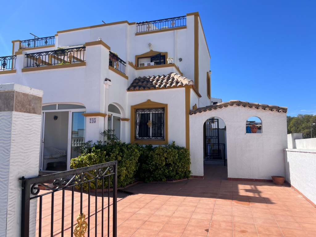 3 Bedroom 2 Bathroom House in Entre Naranjo - Vistabella Golf