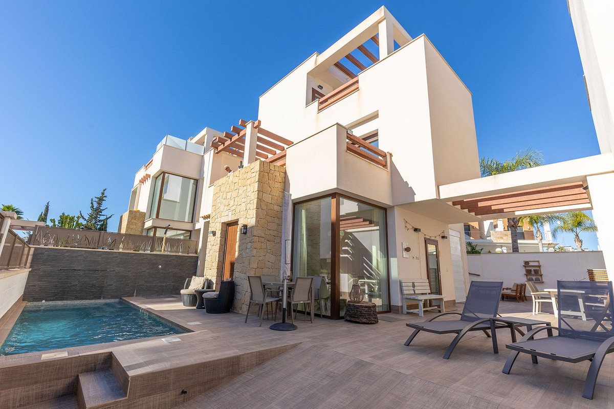 For sale - 3 Bedroom 3 Bathroom House - Detached Villa in Rojales - Ciudad Quesada  - Alicante