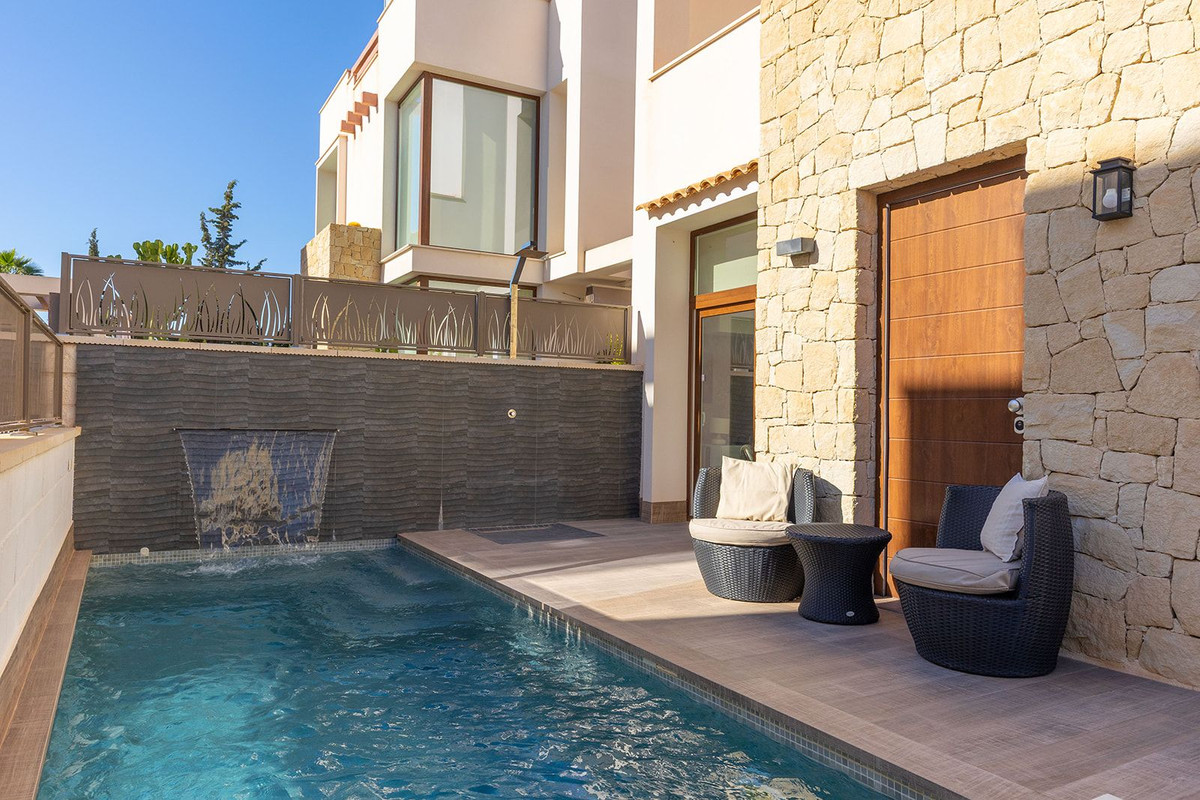 For sale - 3 Bedroom 3 Bathroom House - Detached Villa in Rojales - Ciudad Quesada  - Alicante