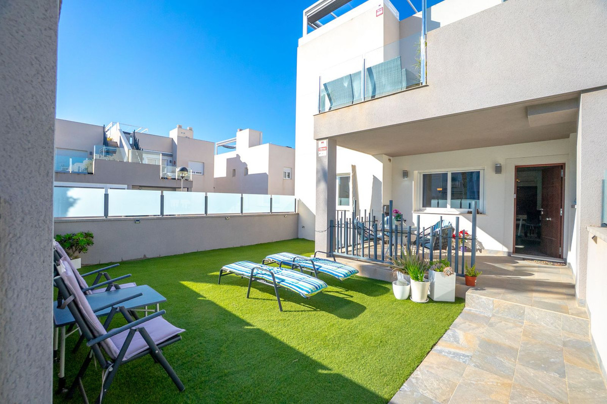 For sale - 2 Bedroom 2 Bathroom Apartment - Ground Floor Apartment in Torrevieja - Torrevieja Centro  - Alicante