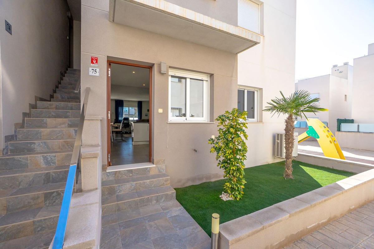For sale - 2 Bedroom 2 Bathroom Apartment - Ground Floor Apartment in Torrevieja - Torrevieja Centro  - Alicante