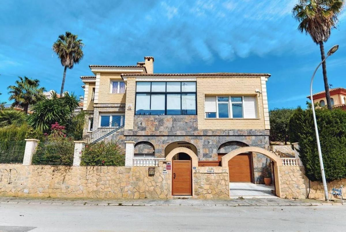 For sale - 5 Bedroom 3 Bathroom House - Detached Villa in Orihuela - Campoamor  - Alicante