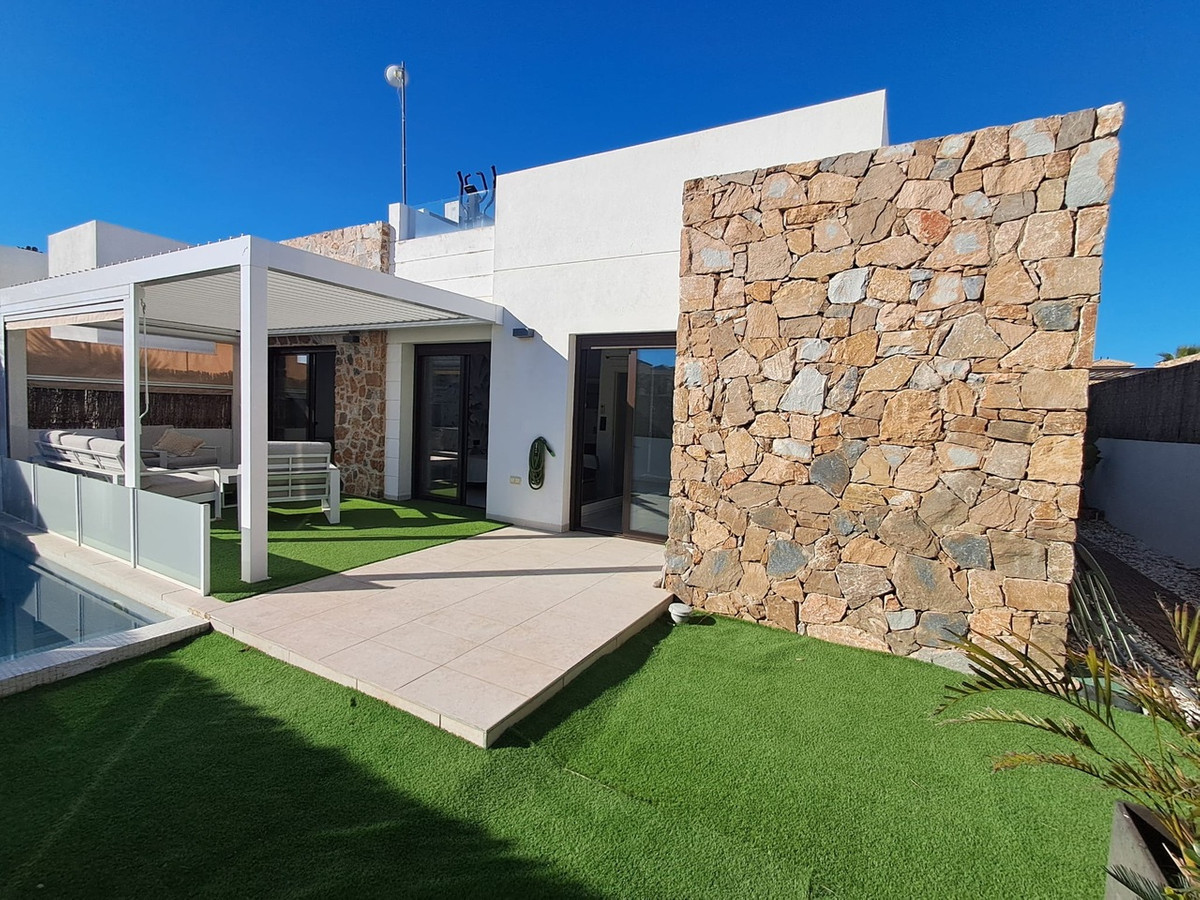 Sold - 3 Bedroom 2 Bathroom Detached Villa in Lomas de Cabo Roig - Cabo Roig  - Alicante