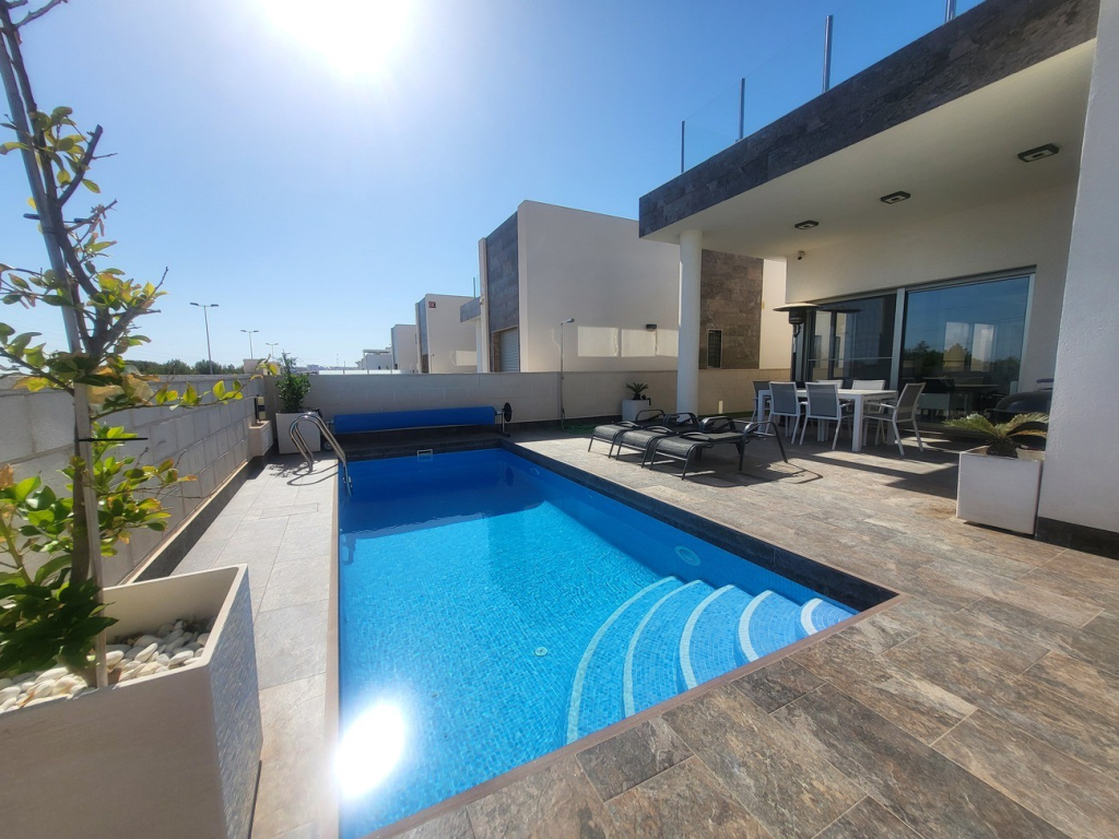 3 Bedroom 2 Bathroom Villa in Villamartin
