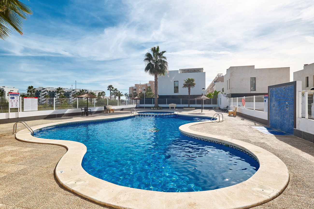 For sale - 3 Bedroom 1 Bathroom Semi Detached in Guardamar del Segura - El Raso  - Alicante
