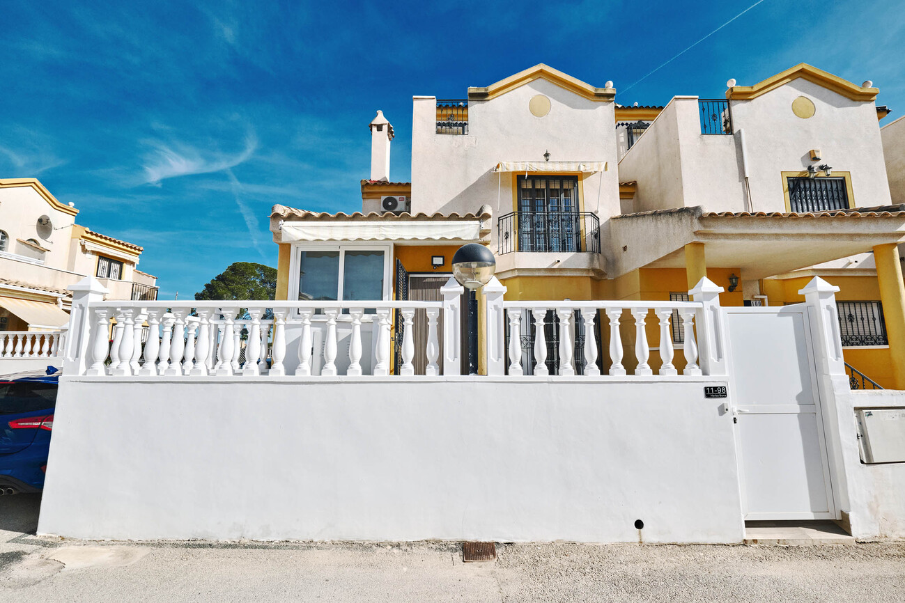 For sale - 3 Bedroom 1 Bathroom Semi Detached in Guardamar del Segura - El Raso  - Alicante