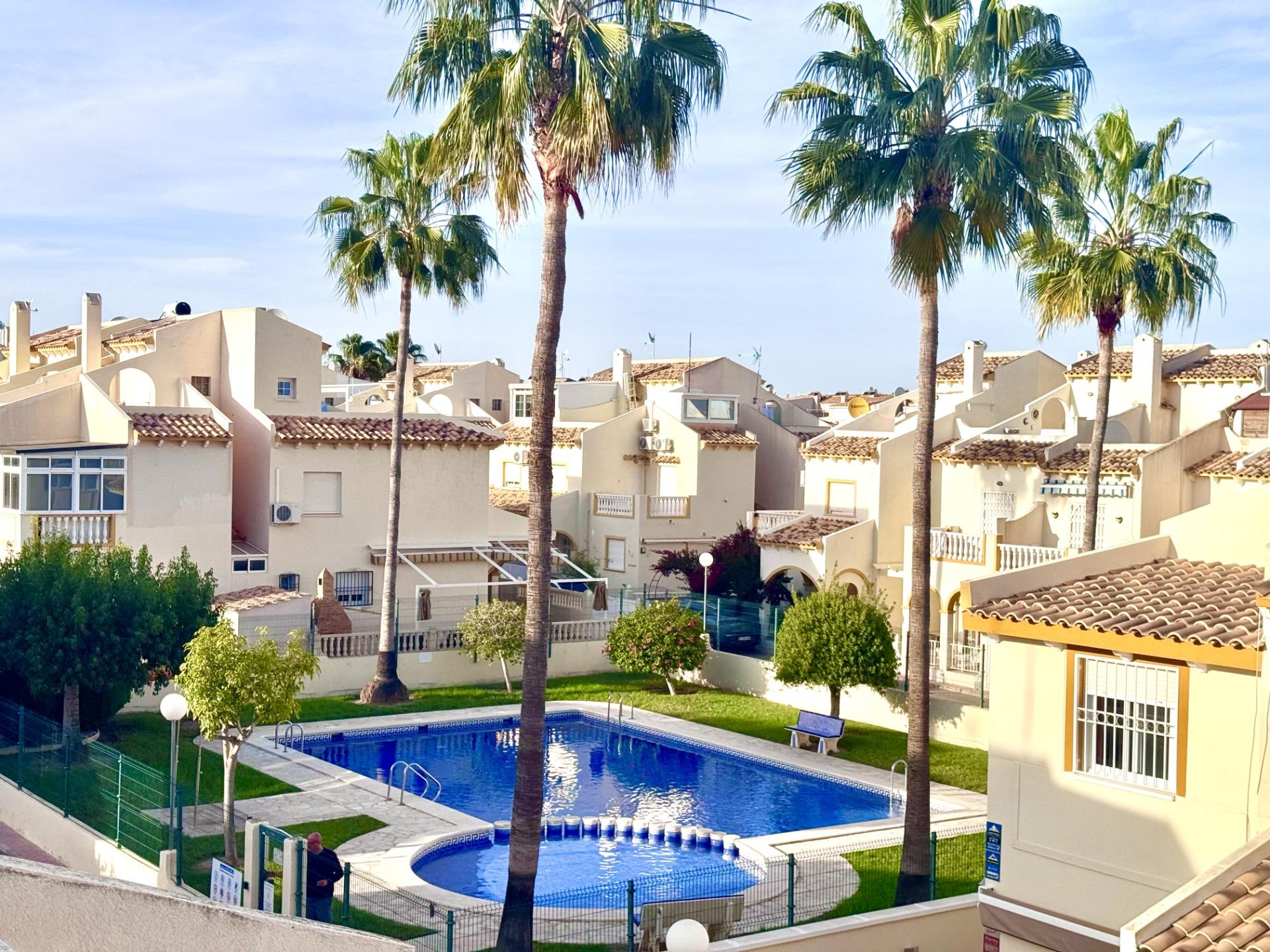For sale - 5 Bedroom 2 Bathroom Town House in Orihuela Costa - Playa Flamenca  - Alicante