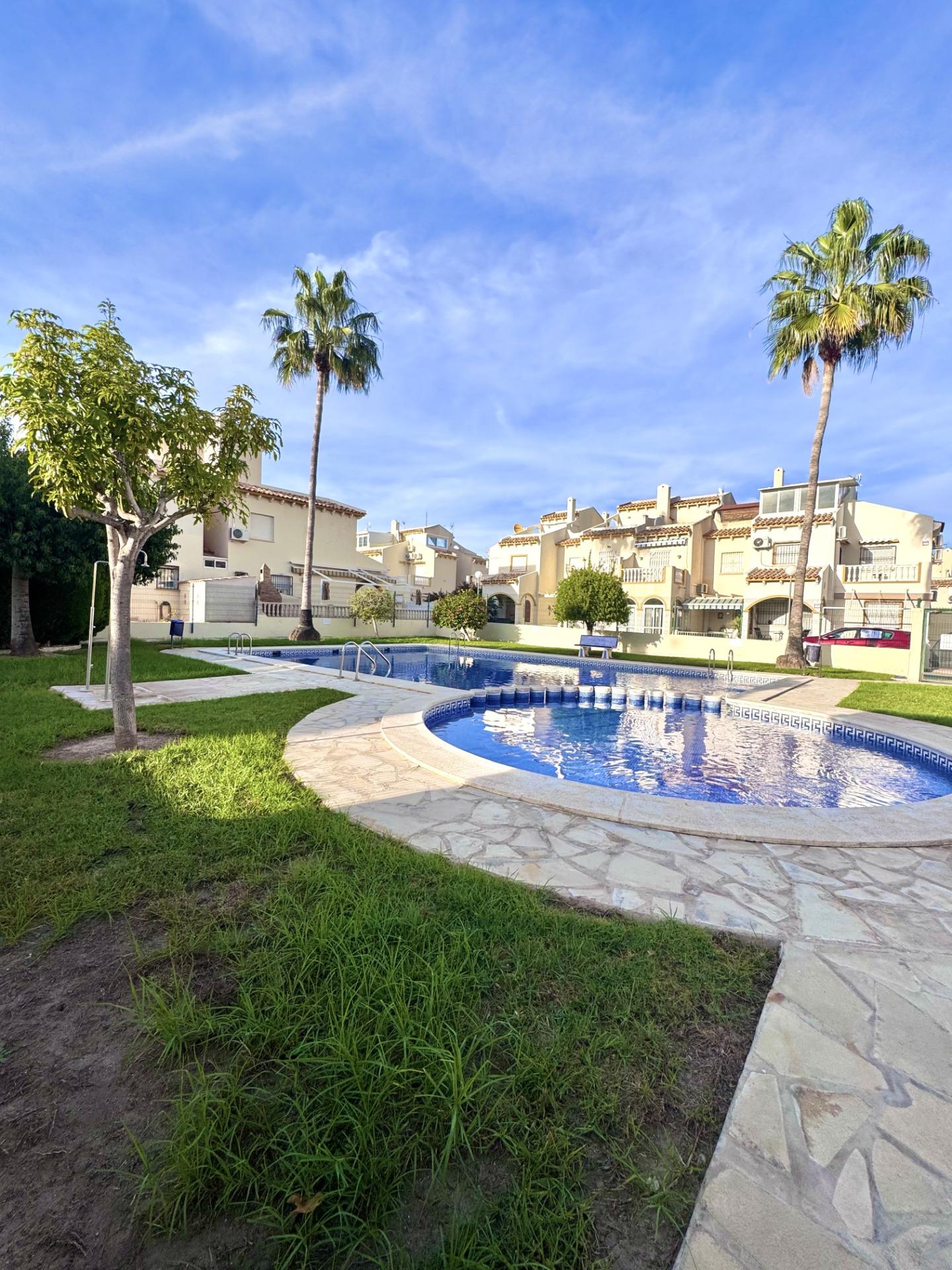 For sale - 5 Bedroom 2 Bathroom Town House in Orihuela Costa - Playa Flamenca  - Alicante