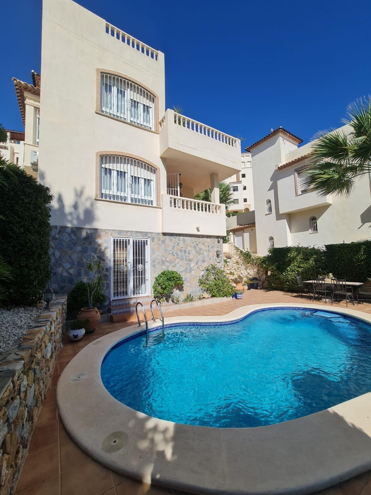 For sale - 3 Bedroom 2 Bathroom Villa in Orihuela Costa - Lomas De Campoamor-las Ramblas  - Alicante