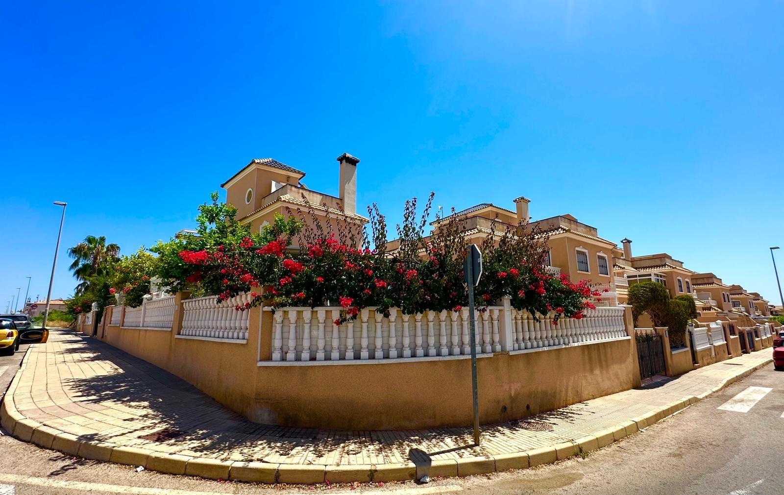 For sale - 3 Bedroom 3 Bathroom Villa in Orihuela Costa - La Regia  - Alicante