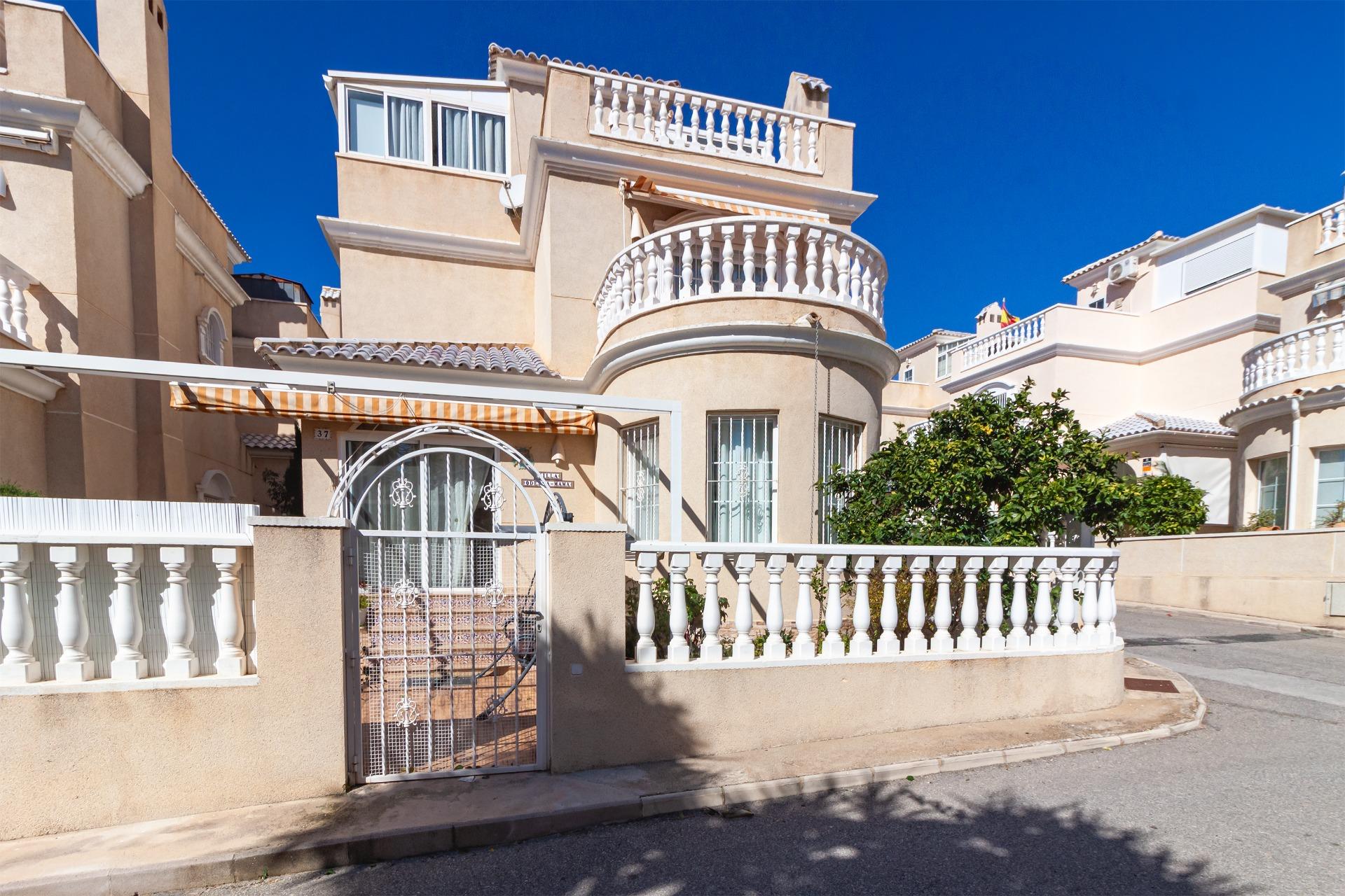 For sale - 4 Bedroom 1 Bathroom Villa in Orihuela Costa - Los Almendros-la Florida  - Alicante