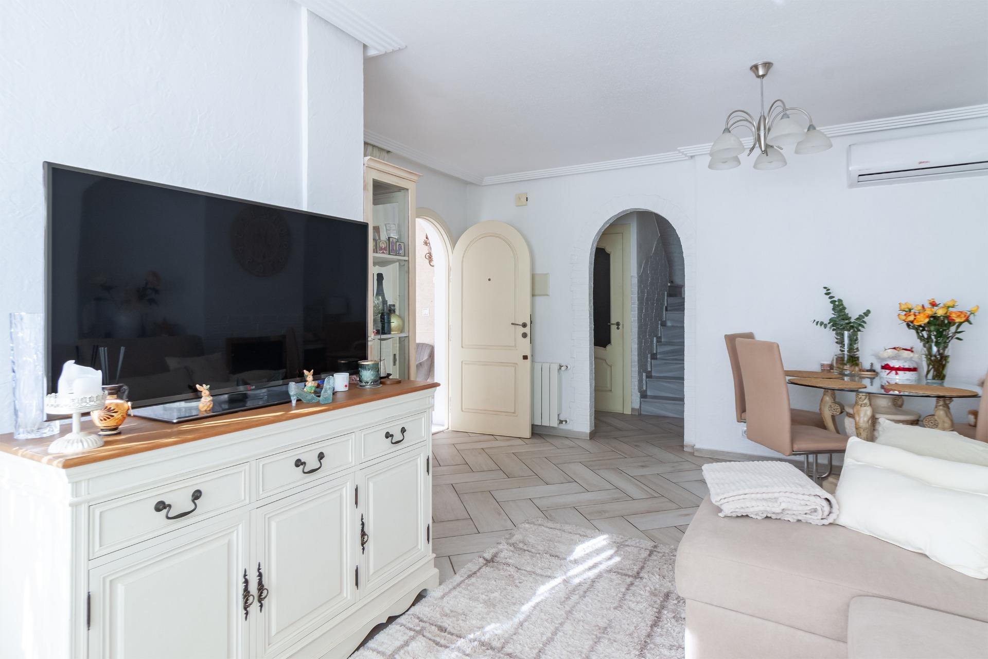 For sale - 4 Bedroom 1 Bathroom Villa in Orihuela Costa - Los Almendros-la Florida  - Alicante