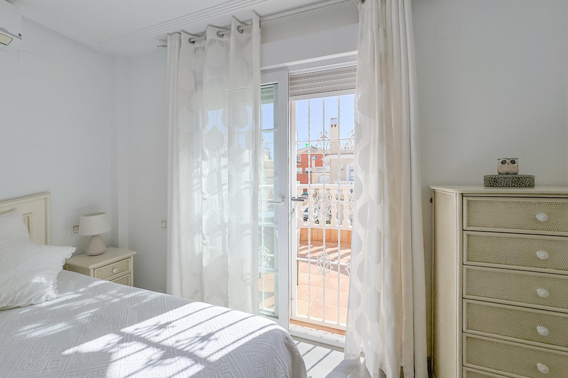 For sale - 4 Bedroom 1 Bathroom Villa in Orihuela Costa - Los Almendros-la Florida  - Alicante