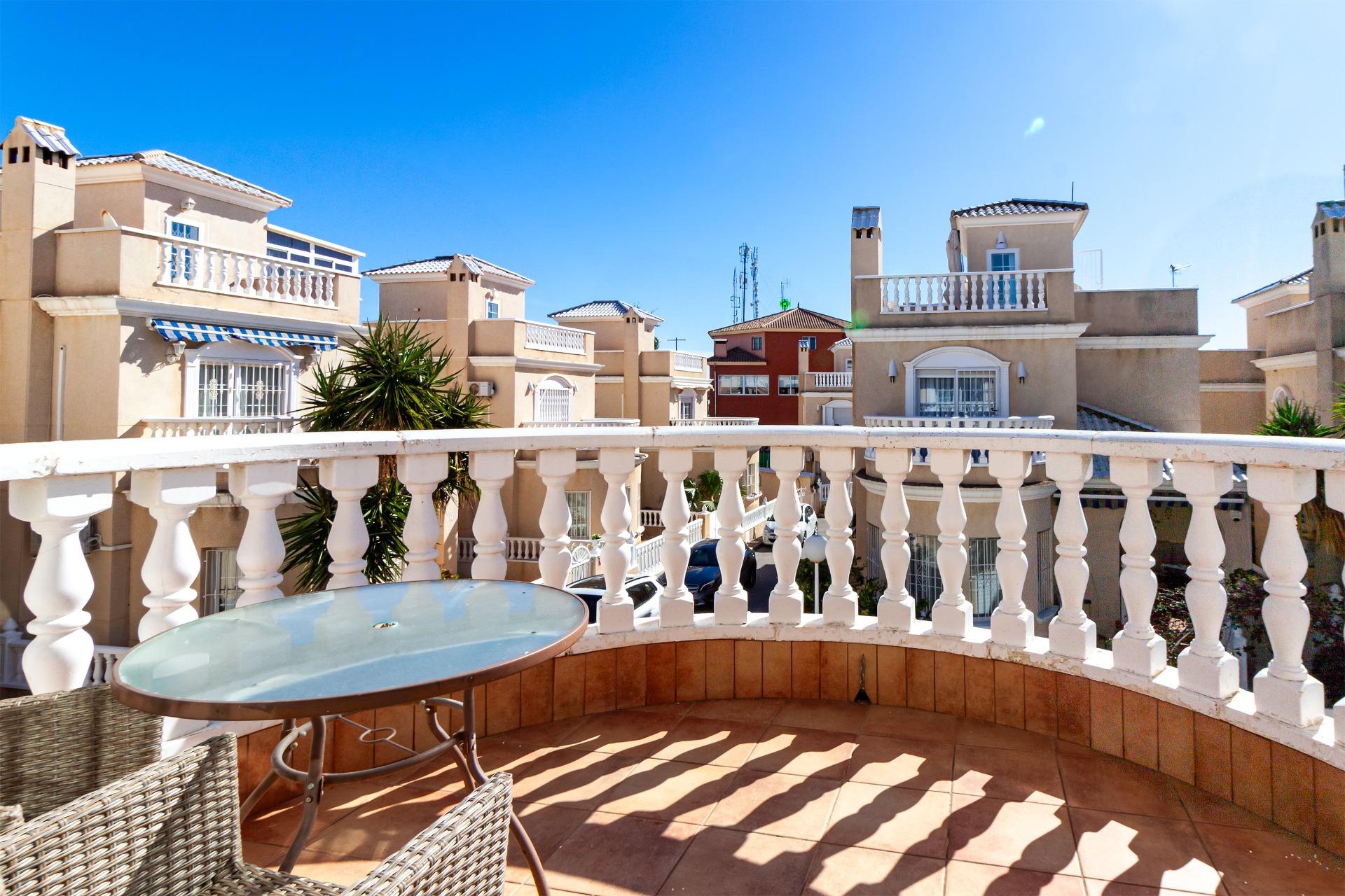 For sale - 4 Bedroom 1 Bathroom Villa in Orihuela Costa - Los Almendros-la Florida  - Alicante